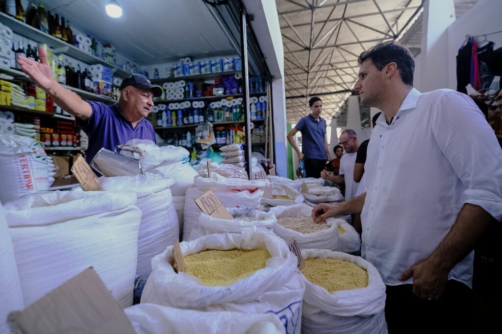 Orleans Brandão visita Feira do João Paulo, dialoga com trabalhadores e reforça compromisso com melhorias no espaço 2 1005473087 1024x682 1
