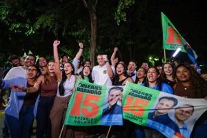Orleans e Edivaldo percorrem bairros de São Luís em carreata marcada por manifestações de apoio popular* 3 1038906319